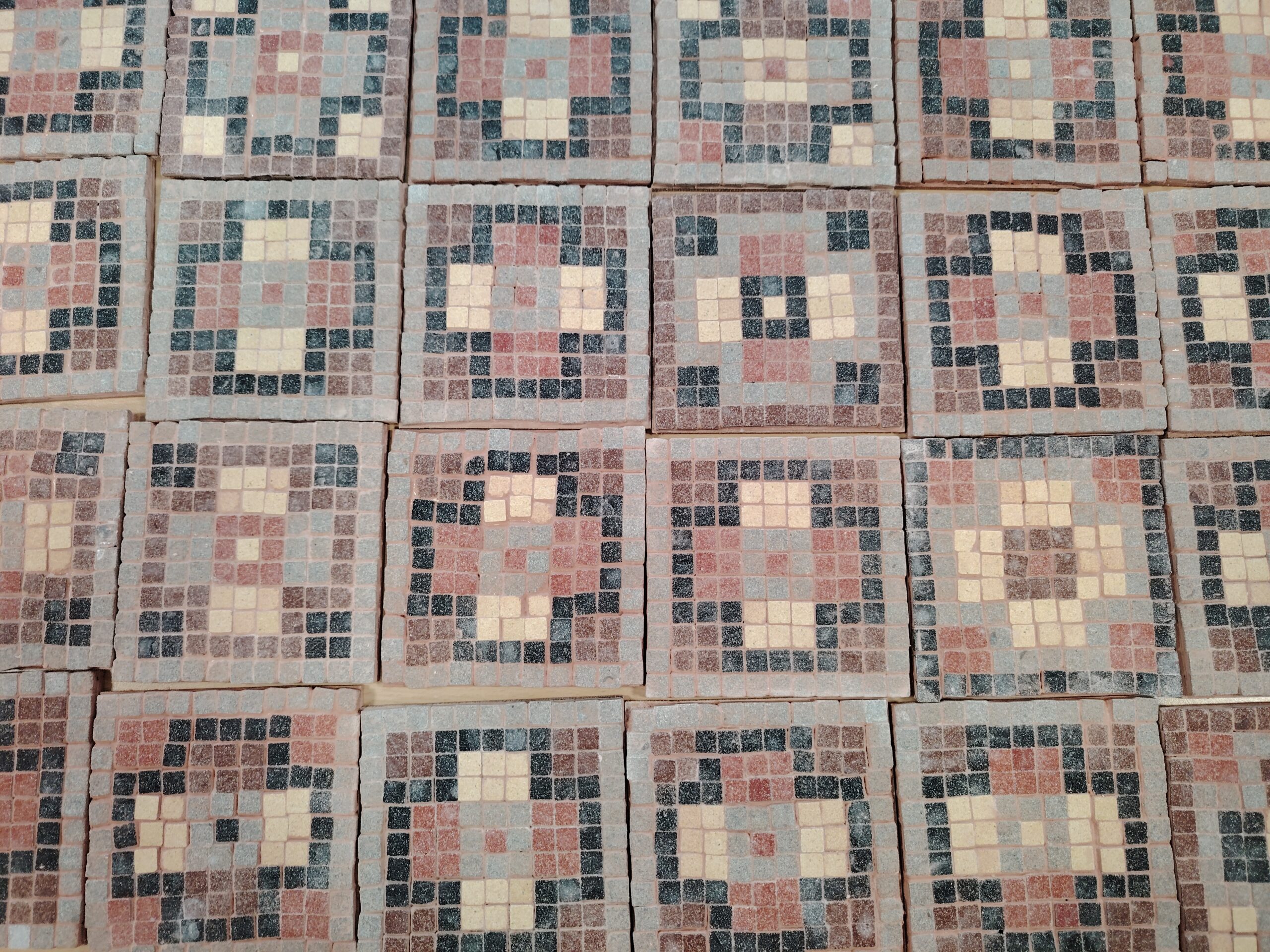 Un atelier de plus : et voilà les élèves de Saint Sulpice-et-Cameyrac en pleine mosaique !
