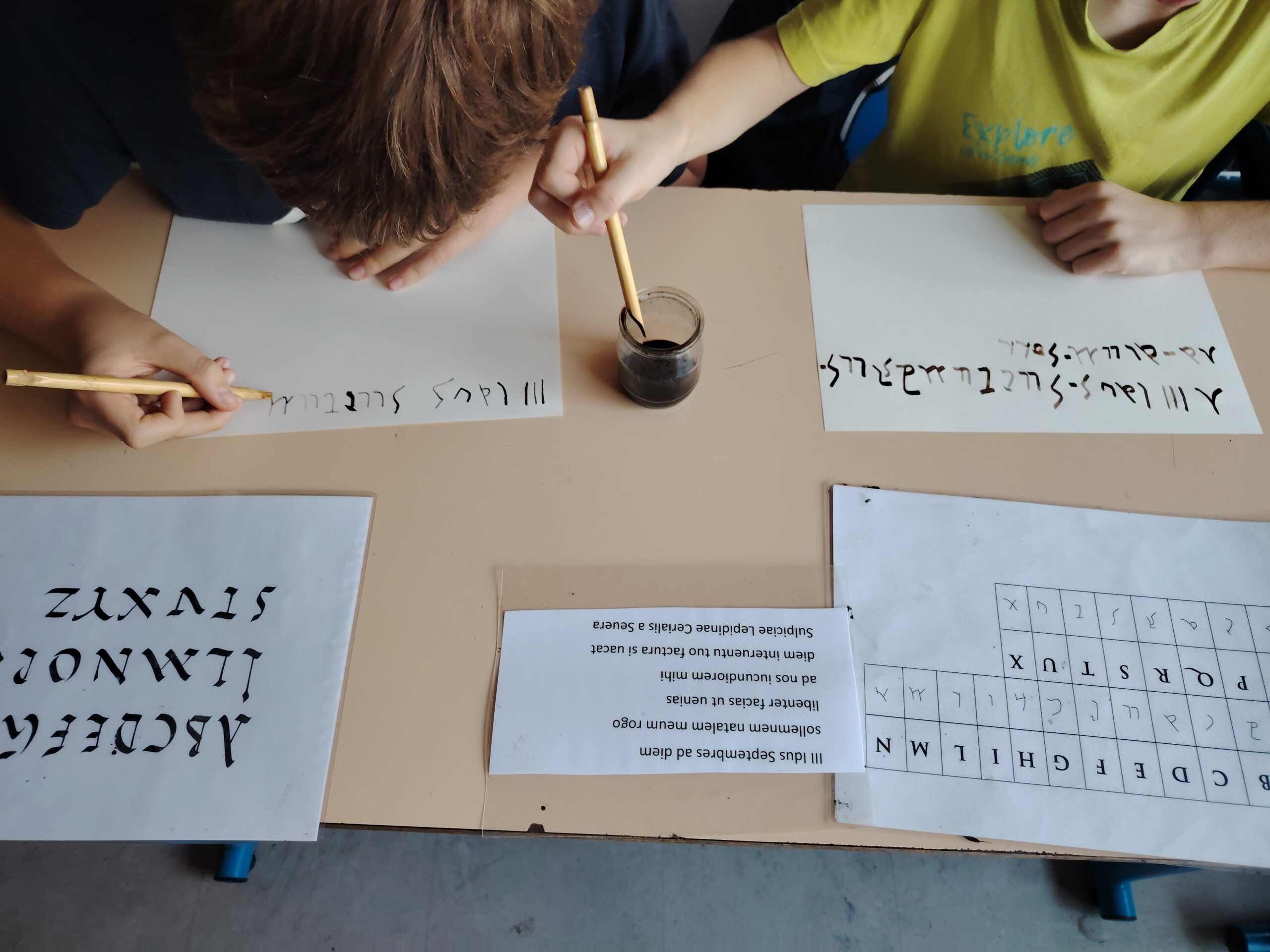 À Biganos : les 4e usent du calame et découvrent la céramologie !